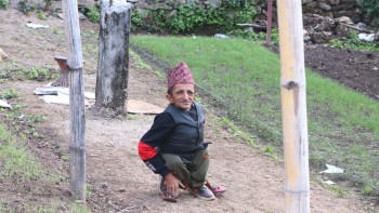 कृषि कर्ममा रमाउँदै शारीरिक अपाङ्गता भएका युवराज 